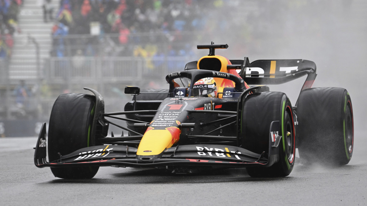 Max Verstappen, a Red Bull holland versenyzője a Forma-1-es autós gyorsasági világbajnokság harmadik szabadedzésén a Kanadai Nagydíjnak otthont adó montreali Gilles Villeneuve pályán 2022. június 18-án, egy nappal a futam előtt.