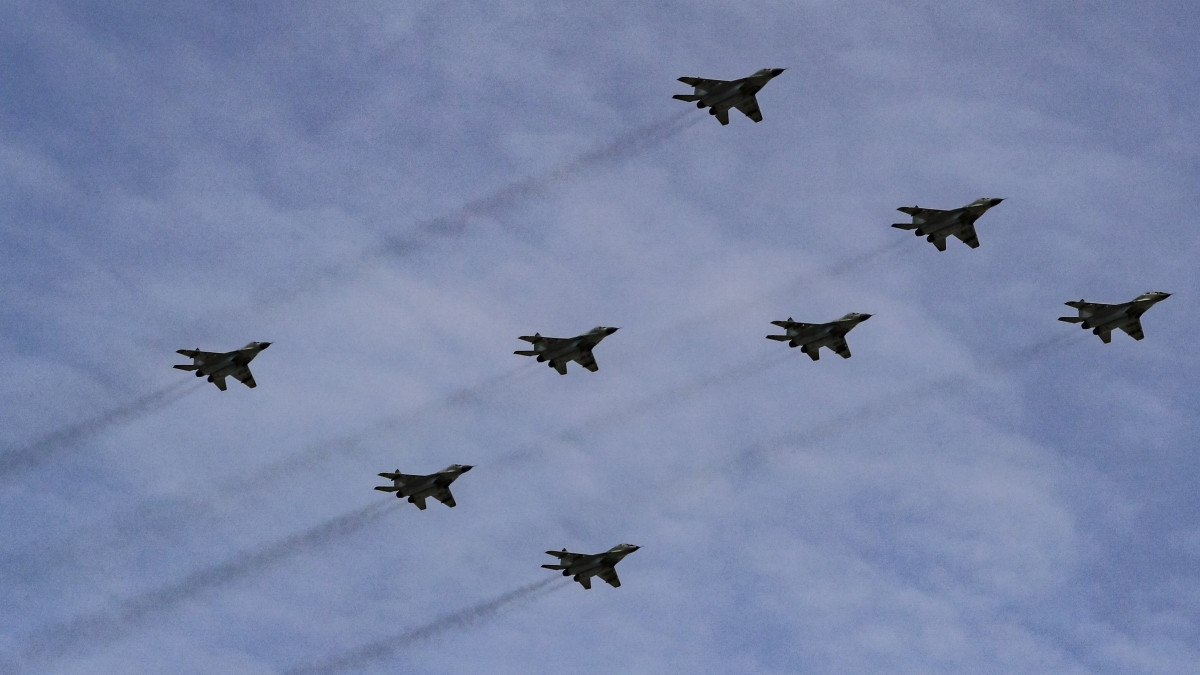 MiG-29SMT típusú harci gépek a nagy Z betűt formázzák a győzelem napi díszszemle próbáján a moszkvai Vörös téren 2022. május 7-én. Oroszországban május 9-én ünneplik a náci Németország felett a II. világháborúban aratott győzelem 77. évfordulóját.