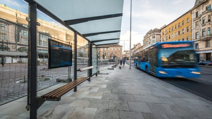 Alakul az újjászülető Blaha Lujza tér, átadták az új buszvárókat – képek