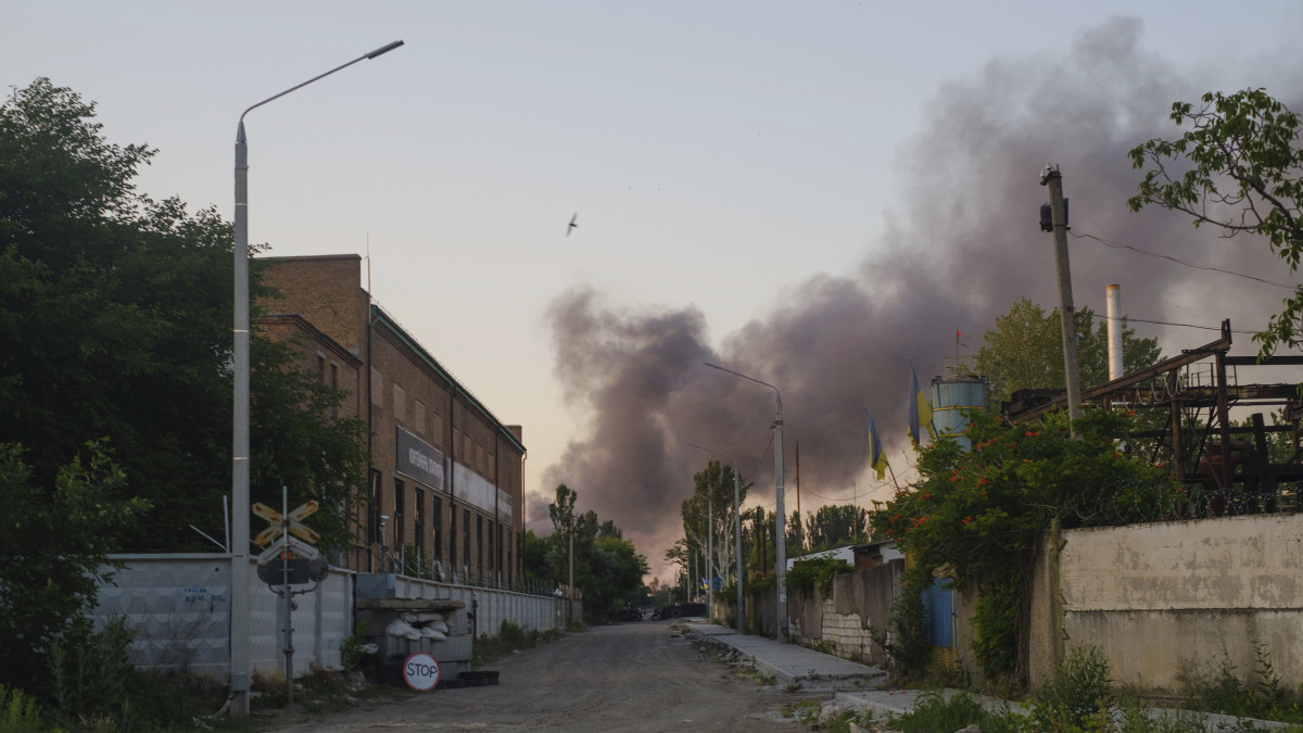Füst gomolyog a dél-ukrajnai Mikolajivban egy orosz tüzérségi támadás után, 2022. június 18-án.