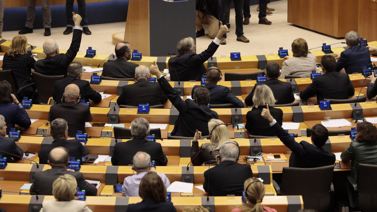 Európai parlamenti képviselők megszavazzák a Nagy-Britanniával kötött kilépési megállapodást az EP brüsszeli üléstermében 2020. január 29-én. A brit EU-tagság 2020. január 31-én, közép-európai idő szerint éjfélkor ér véget.