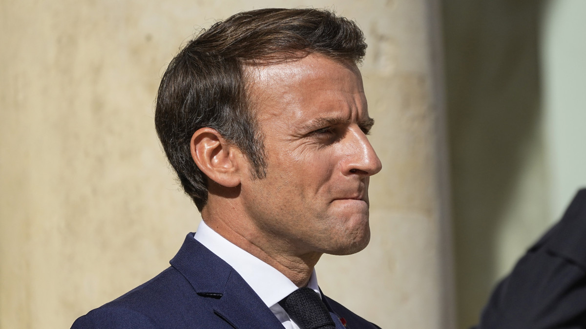 Emmanuel Macron francia elnök a párizsi államfői rezidencia, az Élysée-palota előtt 2022. június 13-án,  a nemzetgyűlési választások első fordulójának másnapján. A rekordalacsony, 47 százalékos részvétel mellett tartott szavazást Macron és centrista szövetségesei Ensemble! (Együtt!) elnevezésű koalíciója nyerte a Jean-Luc Mélenchon vezette NUPES baloldali összefogással szemben. A második fordulót június 26-án rendezik.