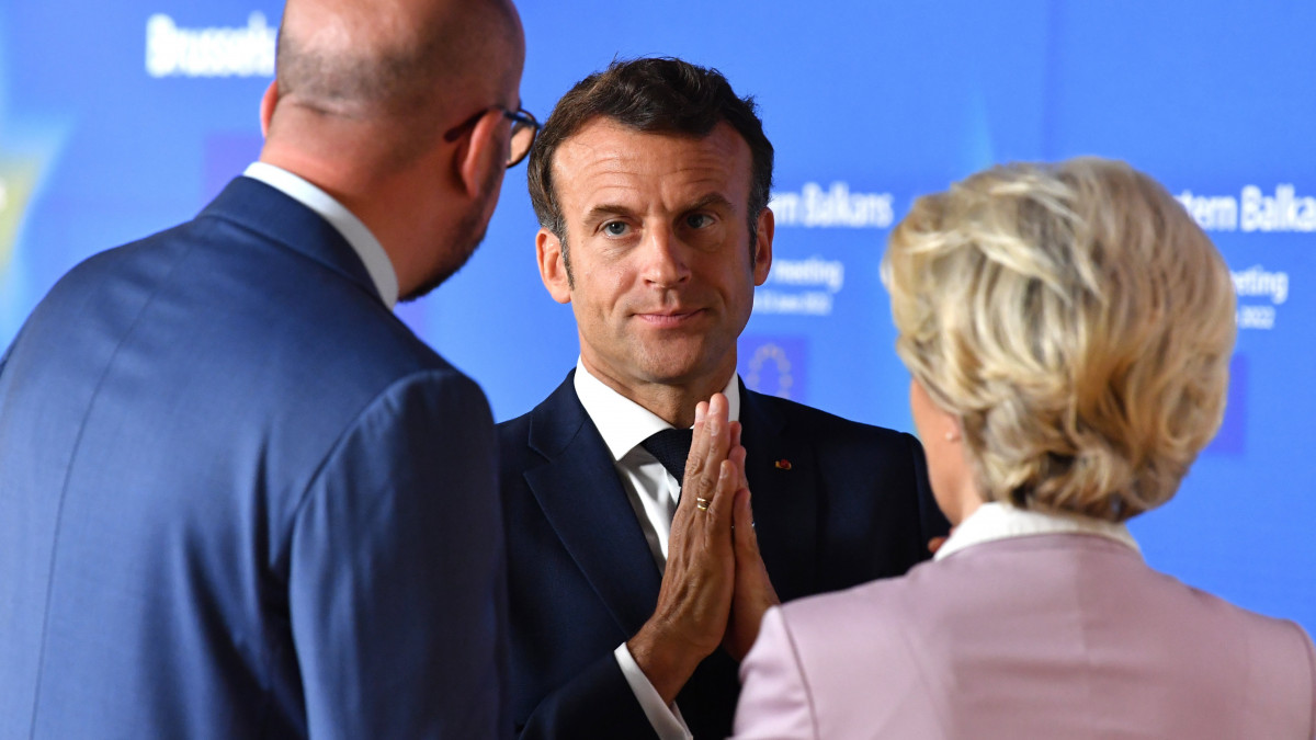 Charles Michel, az Európai Tanács elnöke, Emmanuel Macron francia elnök és Ursula von der Leyen, az Európai Bizottság elnöke (b-j) az Európai Unió és a Nyugat-Balkán csúcsértekezletén, amelyet az EU kétnapos csúcstalálkozójának keretében tartanak Brüsszelben az esemény első napján, 2022. június 23-án.