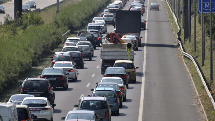 Két baleset miatt több kilométeres a torlódás az M7-es autópályán Martonvásárnál