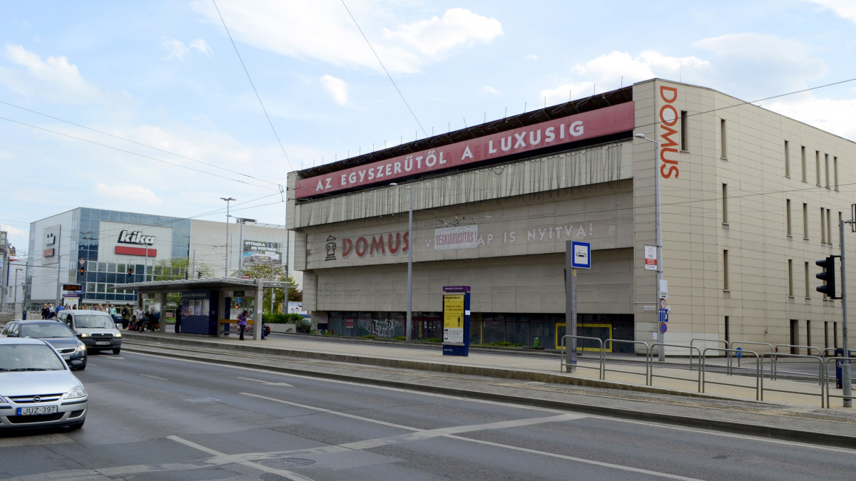 Budapest, 2016. április 23. Az 1974-ben megnyitott Budapest Domus Áruház 2011-ben bezárt épülete, a háttérben a Kika lakberendezési áruház, a főváros XIII. kerületében, a Róbert Károly körúton. MTVA/Bizományosi: Róka László