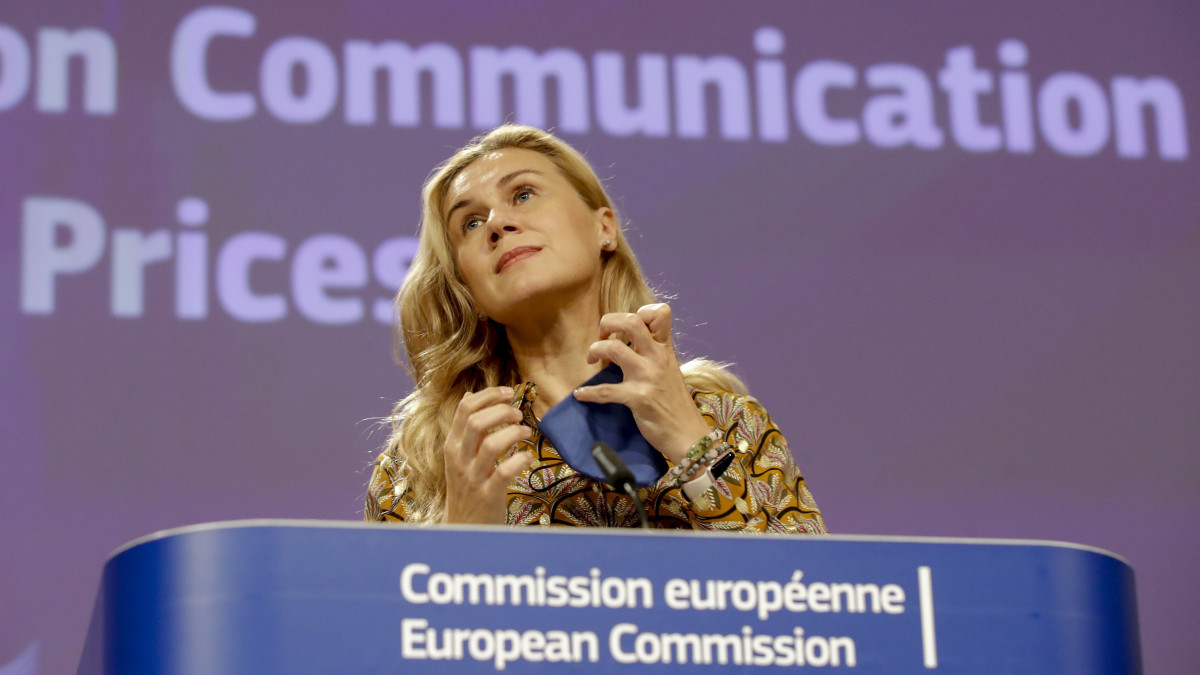 Kadri Simson, az Európai Bizottságnak az energiaügyért felelős észt tagja sajtótájékoztatót tart a rekordmagas energiaárak miatt kialakult helyzetről az Európai Bizottság biztosi testületének ülése után Brüsszelben 2021. október 13-án.