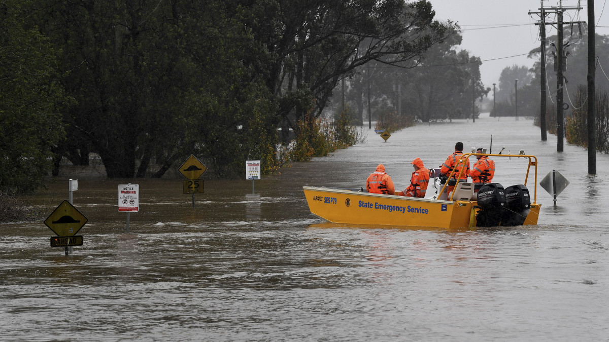 Motorcsónakkal mentik a helyi lakosokat Sydney víz alá került északnyugati külvárosában, Windsorban 2022. július 4-én. A sok eső árvizet okozott Délkelet-Ausztráliában, ezért Sydney délnyugati részén több ezer embert szólítottak fel a hatóságok, hogy hagyja el az otthonát.
