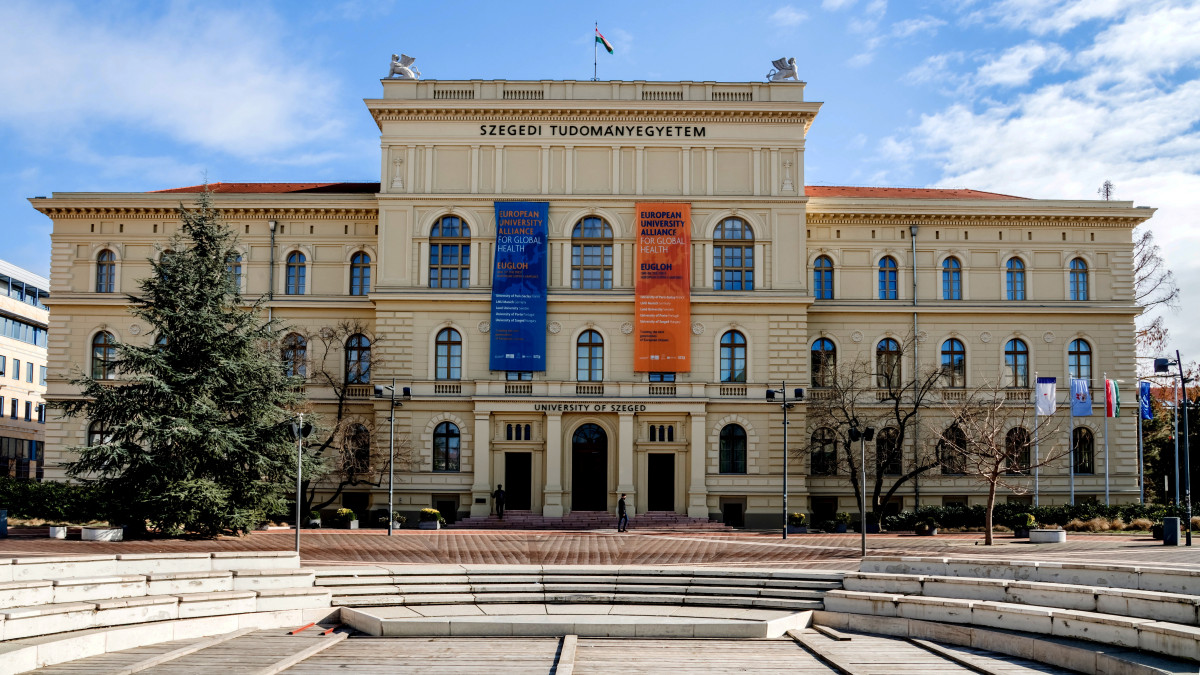 Szeged, 2021. február 14. A Szegedi Tudományegyetem klasszicista elemeket is tartalmazó koraeklektikus stílusú úgynevezett központi épülete a Dugonics téren. Az eredetileg reáltanodaként fölavatott épület 1921 óta az egyetem rektori hivatalának és más, központi intézményeinek ad otthont. A 2011. évi felújítása óta Regionális Tudástranszfer és Szolgáltató Központnak nevezik. MTVA/Bizományosi: Faludi Imre