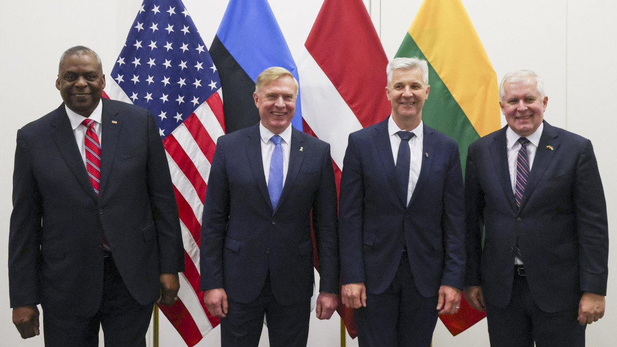 Lloyd J. Austin III amerikai, Kalle Laanet észt,  Artis Pabriks lett és Arvydas Anusauskas litván védelmi miniszter (b-j) a NATO-tagállamok négyoldalú védelmi miniszteri tanácskozása előtt Brüsszelben 2022. június 17-én.