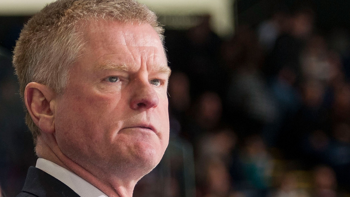 KELOWNA, CANADA - JANUARY 24: Kevin Constantine, head coach of the Everett Silvertips stands on the bench against the Kelowna Rockets on January 24, 2015 at Prospera Place in Kelowna, British Columbia, Canada.  (Photo by Marissa Baecker/Getty Images)