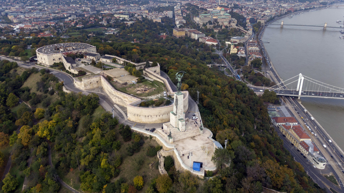A Gellért-hegy a Citadellával és a Szabadság-szoborral 2020. október 21-én.