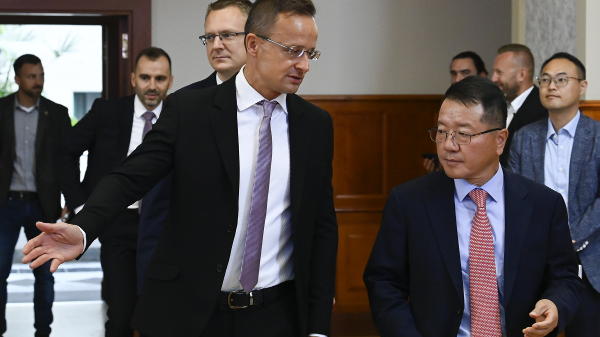 Szijjártó Péter külgazdasági és külügyminiszter és Park Chang Sik a Nice LMS Hungary Kft. vezérigazgatója (b-j), mögöttük Rétvári Bence, a Belügyminisztérium parlamenti államtitkára, Vác KDNP-s országgyűlési képviselője (k) érkezik a cég beruházásbejelentő sajtótájékoztatójára a Külgazdasági és Külügyminisztériumban 2022. július 7-én. A dél-koreai akkumulátoripari beszállító cég a zöldmezős beruházásában új üzemet és ezzel hatvan munkahelyet hoz létre Vácon. A projekt értéke 5,2 milliárd forint, ehhez a kormány 467 millió forintos támogatást nyújt.