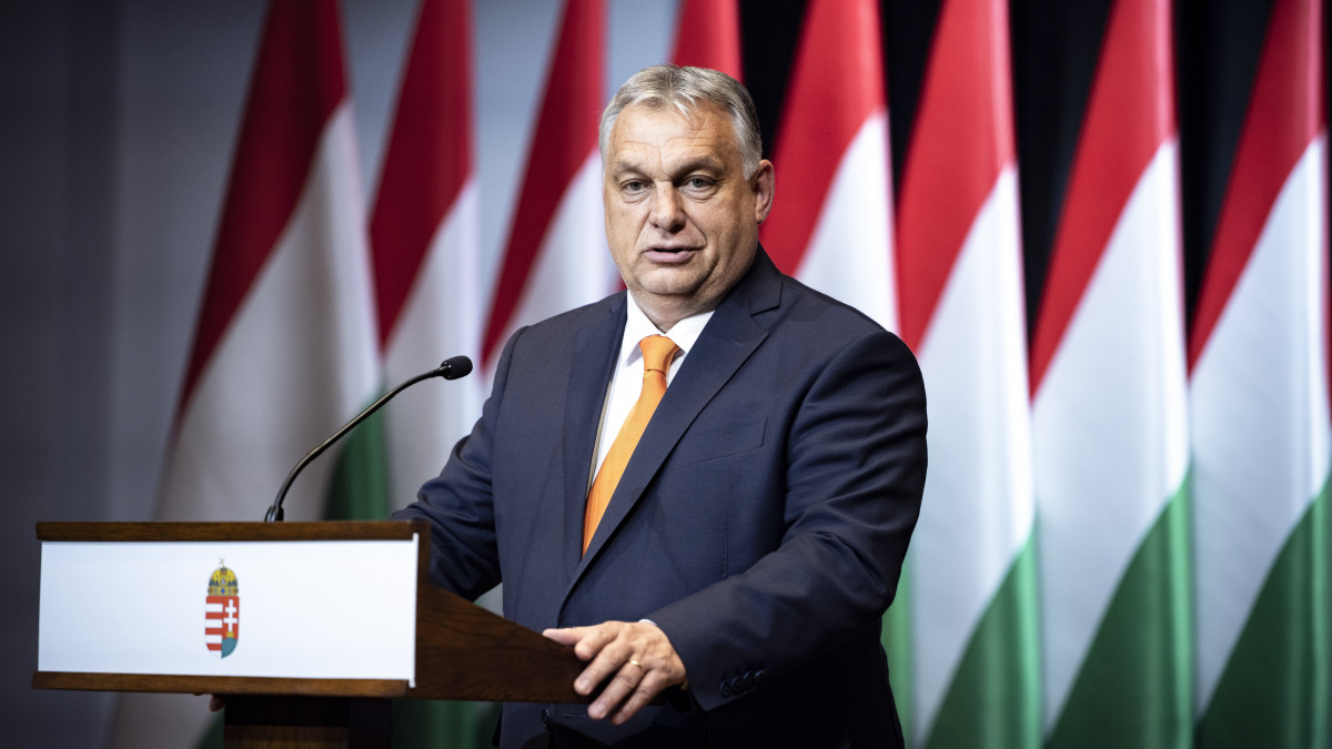 A Miniszterelnöki Sajtóiroda által közreadott képen Orbán Viktor miniszterelnök beszédet mond a fővárosi és a megyei kormánymegbízottak kinevezési okiratának ünnepélyes átadásán a Karmelita kolostorban 2022. június 20-án. Az okiratok átvétele után a kormánymegbízottak letették hivatali esküjüket.