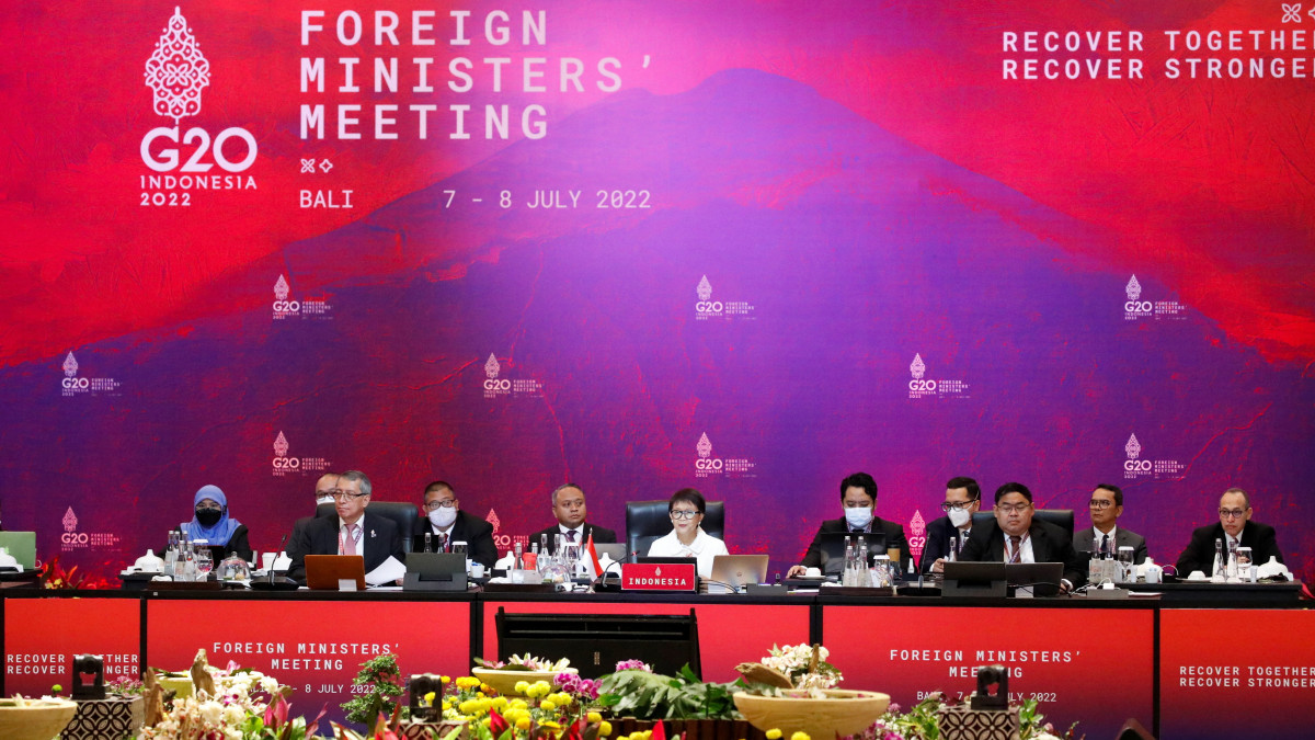 Retno Marsudi indonéz külügyminiszter (k) a világ 19 legfejlettebb gazdaságú és vezető feltörekvő országát, valamint az Európai Uniót tömörítő húszas csoport, a G20 indonéziai külügyminiszteri találkozóján a Bali szigetén fekvő Nusa Duában 2022. július 8-án.