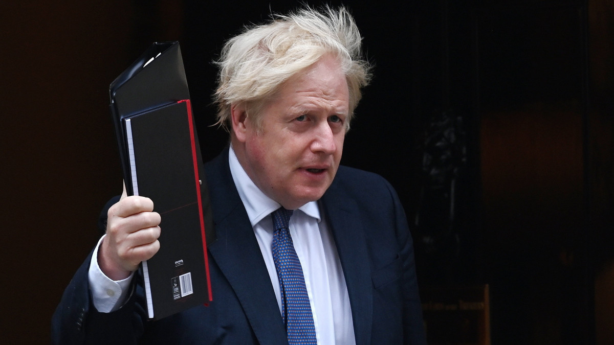 Boris Johnson brit miniszterelnök távozik a londoni kormányfői rezidencáról, a Downing Street 10-ből 2021. augusztus 18-án. Johnson rendkívüli parlamenti ülést hívott össze, hogy megvitassák az afganisztáni helyzetet. Három nappal korábban a szélsőséges iszlamista tálibok uralma alá került Afganisztán, miután a lázadók harc nélkül behatoltak az afgán fővárosba és elfoglalták az afgán kormányerők által elhagyott kormányzati intézményeket.