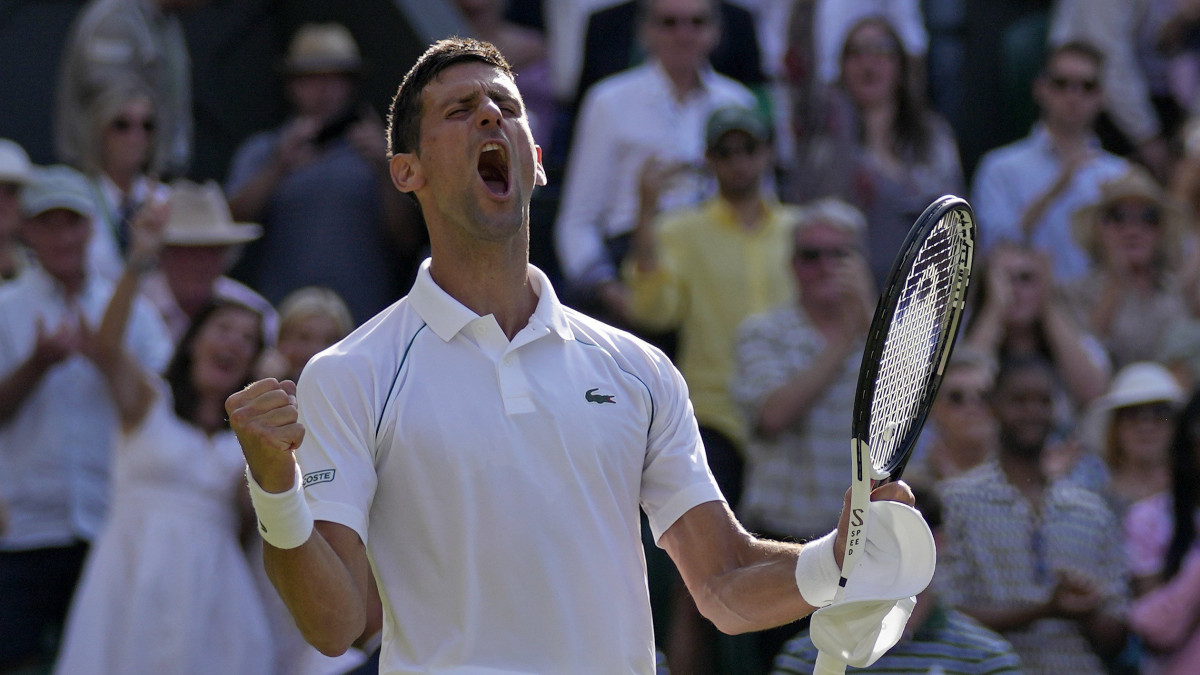 A szerb Novak Djokovic, miután győzött a brit Cameron Norrie ellen a wimbledoni teniszbajnokság férfi egyesének elődöntőjében 2022. július 8-án.