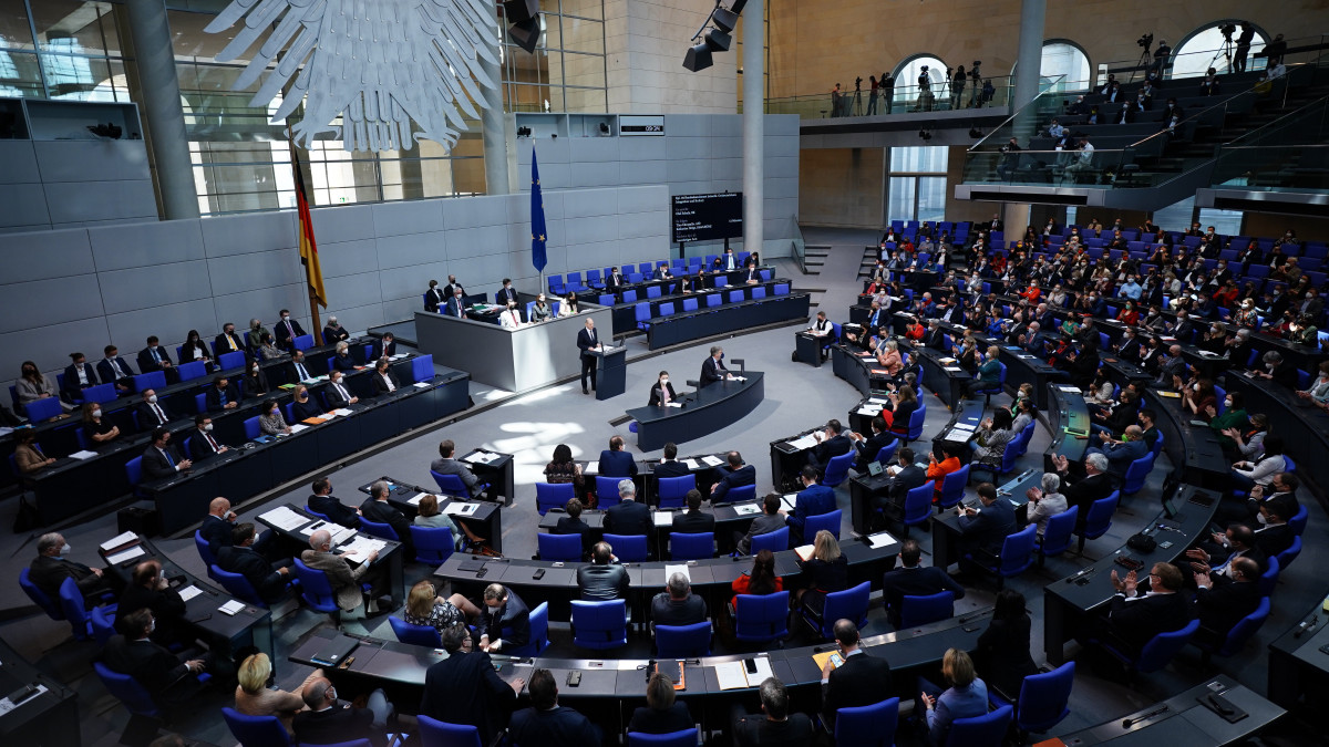 Olaf Scholz német kancellár (k) beszédet mond a német szövetségi parlament (Bundestag) ülésén Berlinben 2022. március 23-án. Egyéb témák mellett a kancellári hivatal költségvetéséről tanácskoznak a képviselők.