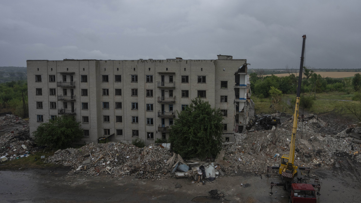 Túlélőket keresnek a mentők egy lakóház romjai között a Donyeck megében fekvő Csasziv Jarban 2022. július 11-én, miután az előző nap orosz rakétatámadás érte a települést. Az ukrán katasztrófavédelem szerint 24 ember életét vesztette.
