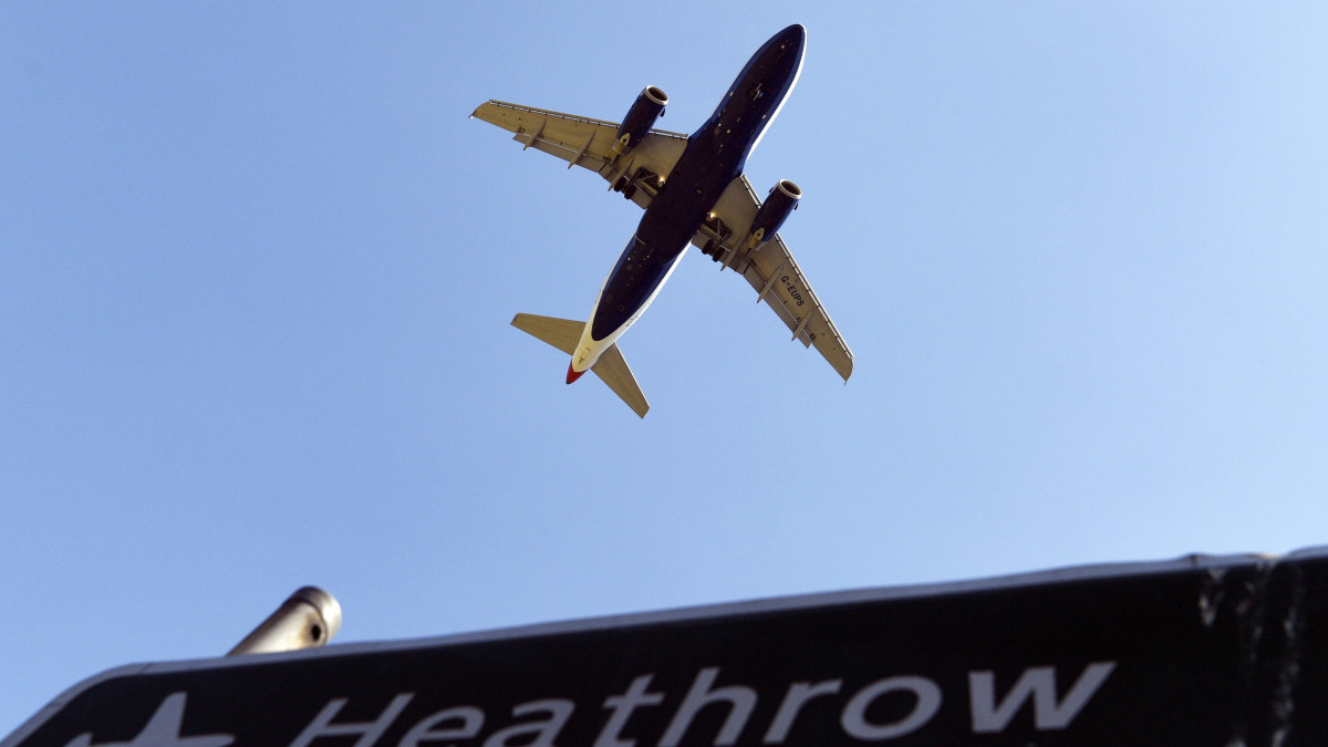 A 2018. június 28-i képen utasszállító repülőgép leszállni készül a londoni Heathrow repülőtéren. 2020. február 27-én a londoni felsőbíróság fellebbviteli tanácsa helyt adott annak a fellebbezésnek, amelyet Sadiq Khan londoni polgármester, az érintett községi tanács és környezetvédő csoportok nyújtottak be a repülőtér harmadik pályájának megépítéséről hozott kormányzati döntés ellen. A végzés szerint a brit kormány figyelmen kívül hagyta azokat a kötelezettségeket, amelyeket Nagy-Britannia a károsanyag-kibocsátás csökkentésére vállalt a párizsi klímaegyezmény keretében.