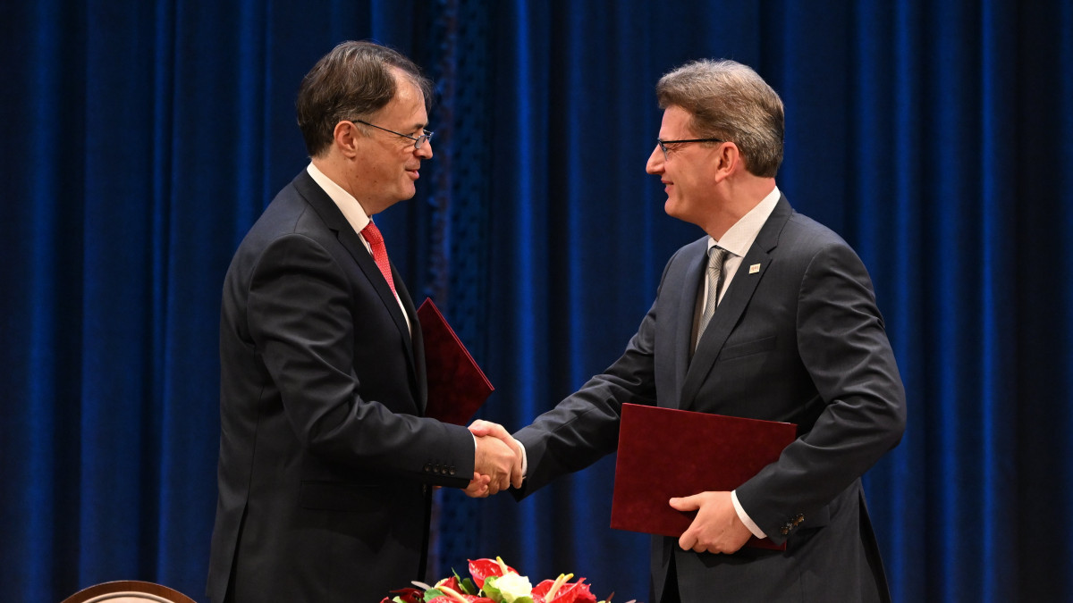 Csaba Gábor kulturális diplomáciáért és a külföldi magyar kulturális intézetekért felelős helyettes államtitkár (b) és Richly Gábor, a Magyar Művészeti Akadémia főtitkára kezet fog, miután együttműködési megállapodást írt alá a Kulturális diplomáciai értekezlet nyitórendezvényén a Pesti Vigadóban 2022. július 6-án.