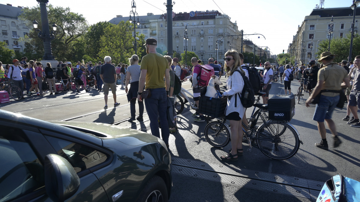 A Margit hidat lezáró tűntetők a pesti hídfőnél 2022. július 18-án. A demonstrálók a kisadózó vállalkozások tételes adójáról, a katáról szóló törvény szigorítása és a rezsiköltségek emelkedése ellen tüntettek.