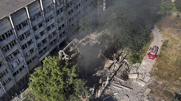 Donyecki lakóházba csapódott orosz rakéta, polgári áldozatok