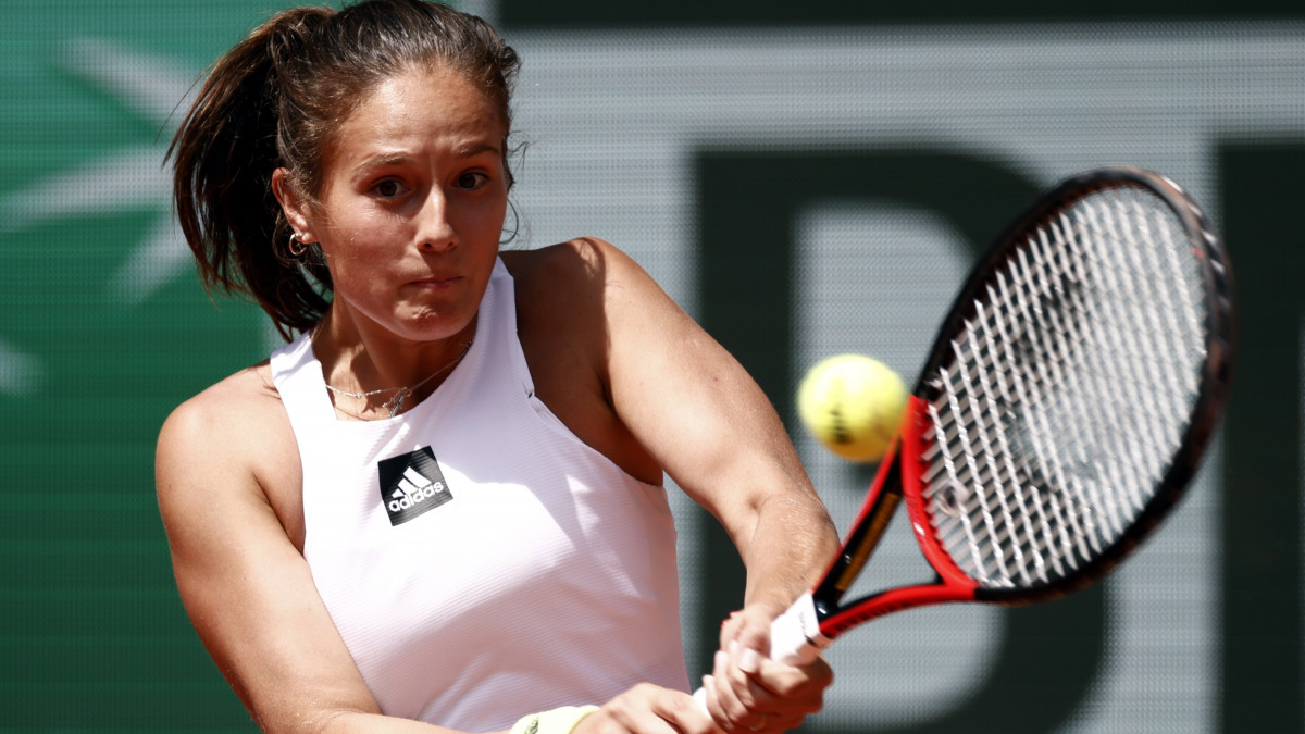 Az orosz Darja Kaszatkina a lengyel Iga Swiatek ellen játszik a francia nemzetközi teniszbajnokság női egyesének elődöntőjében a párizsi Roland Garros Stadionban 2022. június 2-án.