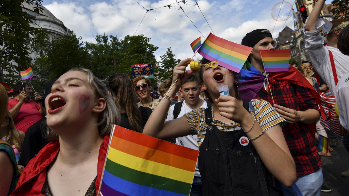 Az LMBTQ-közösség (leszbikus, meleg, biszexuális, transznemű és queer emberek) fesztiválja, a 23. Budapest Pride felvonulásának résztvevői a fővárosi Városligeti fasorban 2018. július 7-én.