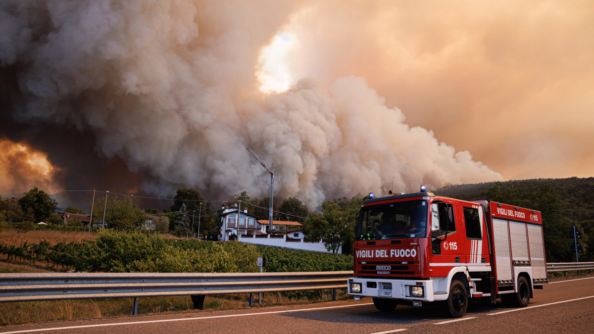 RUPA, ITALY - 2022/07/20: A large wildfire at the border of Miren and northeast Italy is seen from Rupa. Over a thousand firefighters with air support from a Croatian Canadair firefighting airplane, three Slovenian helicopters, one Austrian helicopter, and a Slovenian army Pilatus PC-9 airplane battled a large wildfire that broke out four days ago and has intensified in the Karst region of Slovenia. Residents in five villages in the area were already evacuated. (Photo by Luka Dakskobler/SOPA Images/LightRocket via Getty Images)