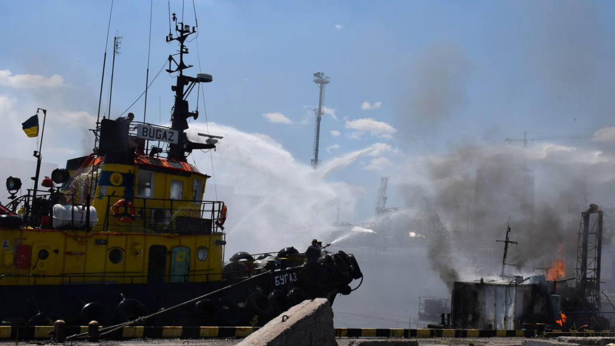 Az odesszai városháza által 2022. július 23-án közreadott képen az odesszai kikötő tüzét oltják tűzoltók, miután ukrán források szerint orosz rakétatámadás érte a fekete-tengeri kikötővárost. Az ukrán külügyi szóvivő szerint ezzel Oroszország megsértette az ukrán gabona exportjának biztosításáról az előző nap kötött megállapodást.