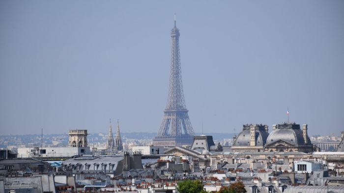 Nemet mond Párizs a felhőkarcolókra