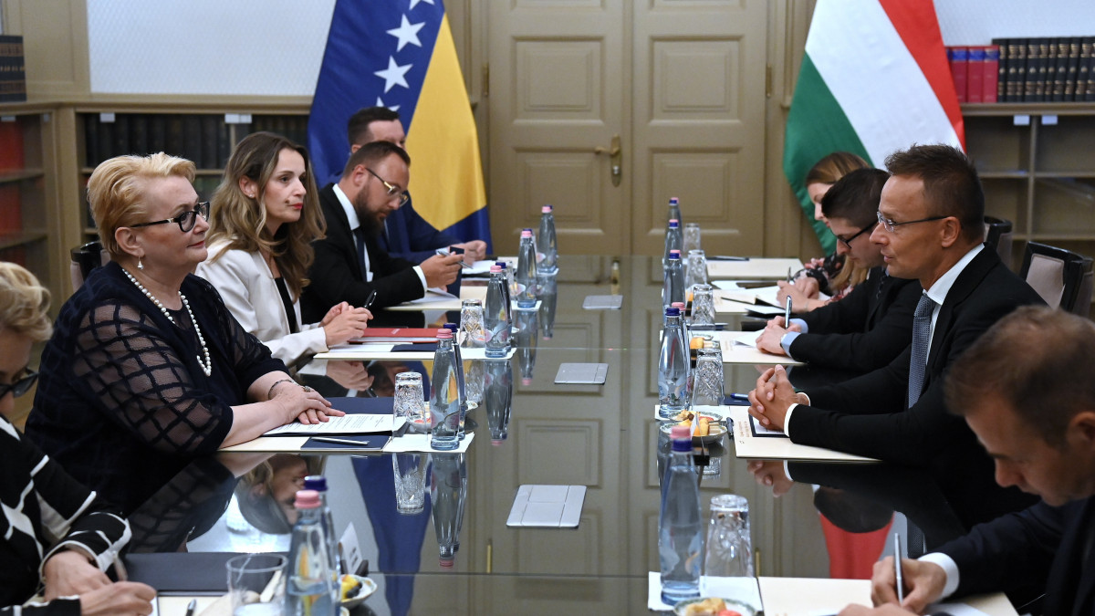 Szijjártó Péter külgazdasági és külügyminiszter (j2) tárgyal Bisera Turkovic bosznia-hercegovinai külügyminiszterrel (b2) a Külgazdasági és Külügyminisztériumban 2022. július 27-én.