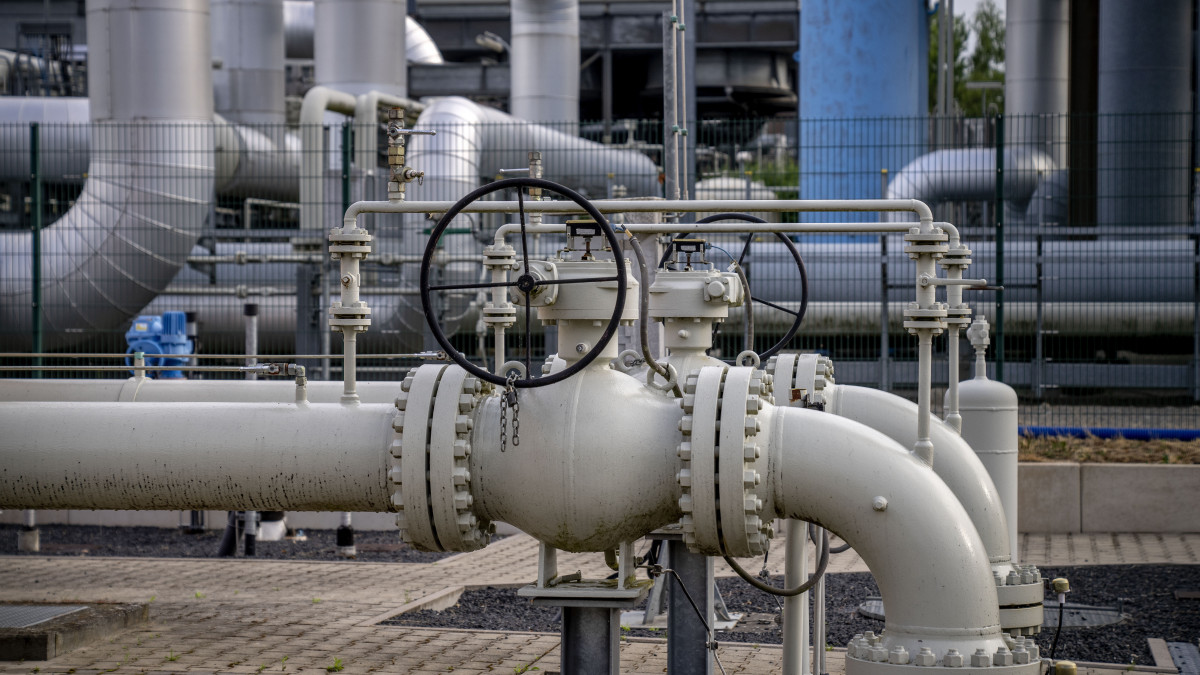 A Reckrod gáztározó a közép-németországi Eiterfeldben 2022. július 14-én. A Gazprom orosz állami gázipari monopólium bejelentése szerint az Oroszországot Németországgal összekötő Északi Áramlat-1 vezetéken, az orosz gáz nyugatra irányuló szállításának fő útvonalán maximális kapacitásának egyötödére csökkent a gázáramlás.