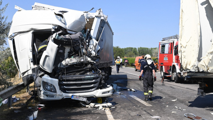 Meghalt az egyik kamionsofőr az M1-esen történt balesetben – fotók
