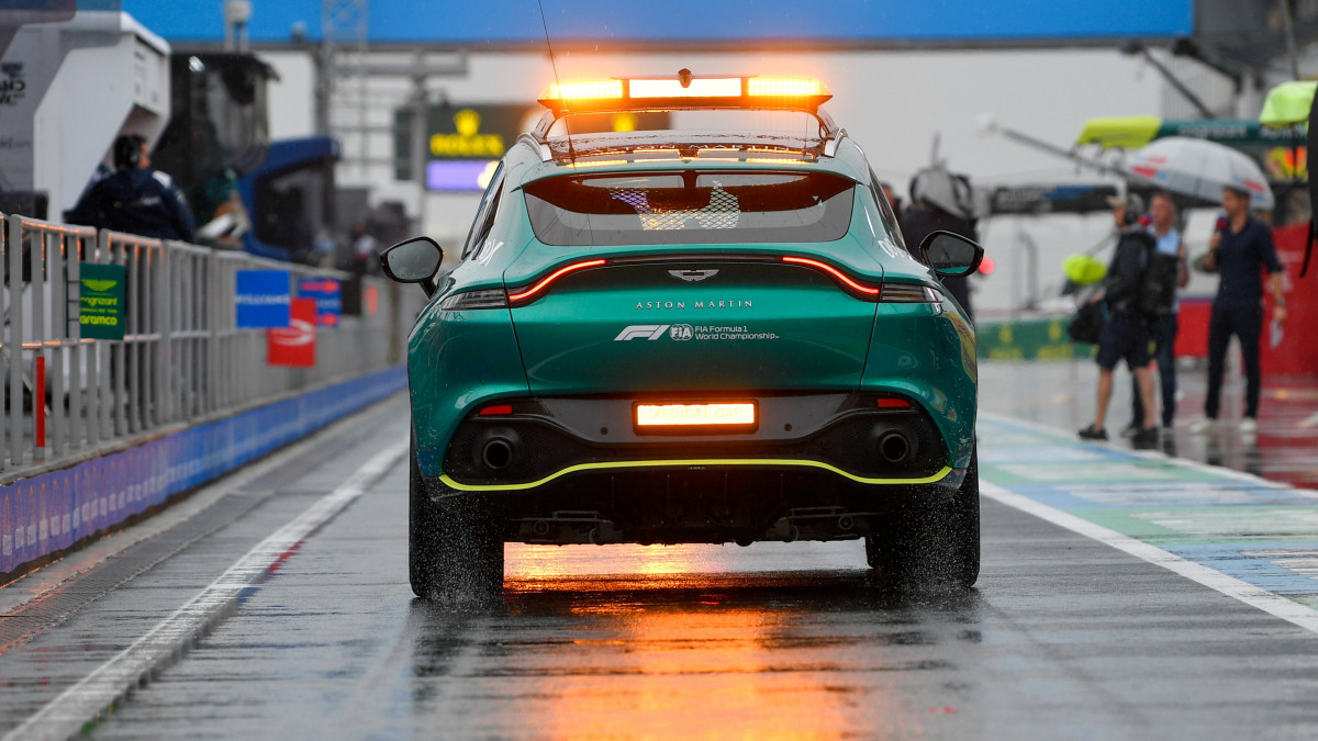 Biztonsági autó (safety car) a boxutcában a Forma-1-es Magyar Nagydíj harmadik szabadedzésén a mogyoródi Hungaroringen 2022. július 30-án.