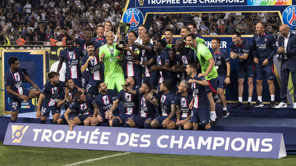 TEL AVIV, ISRAEL - JULY 31: Paris Saint-Germain players celebrate with the trophy after winning the Champions Trophy match against FC Nantes at Bloomfield Stadium on July 31, 2022 in Tel Aviv, Israel. (Photo by Amir Levy/Getty Images)