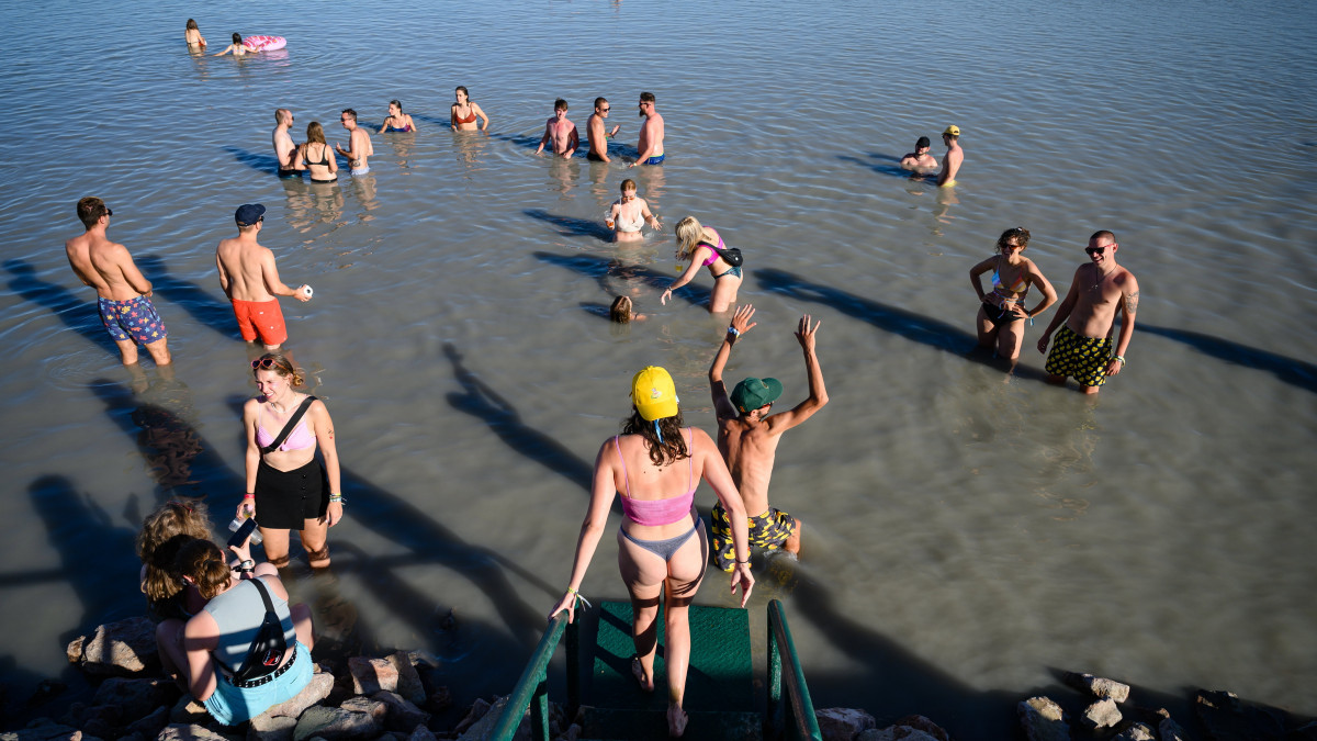 Fiatalok fürdenek a Velencei-tóban az Egyetemisták és Főiskolások Országos Turisztikai Találkozójának (EFOTT) első napján Sukorón 2022. július 13-án.