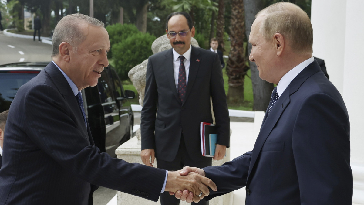 A török elnökség által közreadott képen Vlagyimir Putyin orosz elnök (j) fogadja török hivatali partnerét, Recep Tayyip Erdogant Szocsiban 2022. augusztus 5-én.