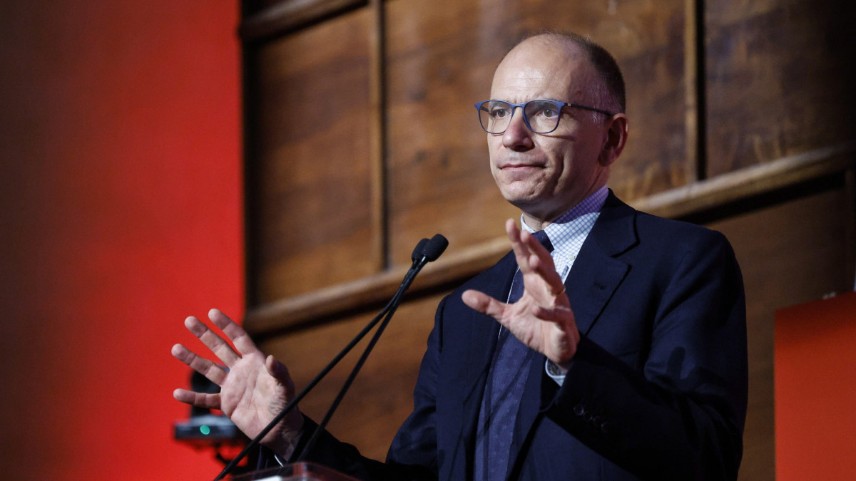 Enrico Letta, a baloldali Demokrata Párt (PD) főtitkára beszédet mond az Olasz Szocialista Párt kongresszusán Rómában 2022. július 16-án. Mario Draghi olasz miniszterelnök 2022. július 14-én benyújtotta lemondását, amelyet Sergio Mattarella olasz államfő nem fogadott el. Előzőleg az egyik kormánypárt, az Öt Csillag Mozgalom (M5S) kivonult a kormány energiacsomagjáról tartott szenátusi szavazásról.