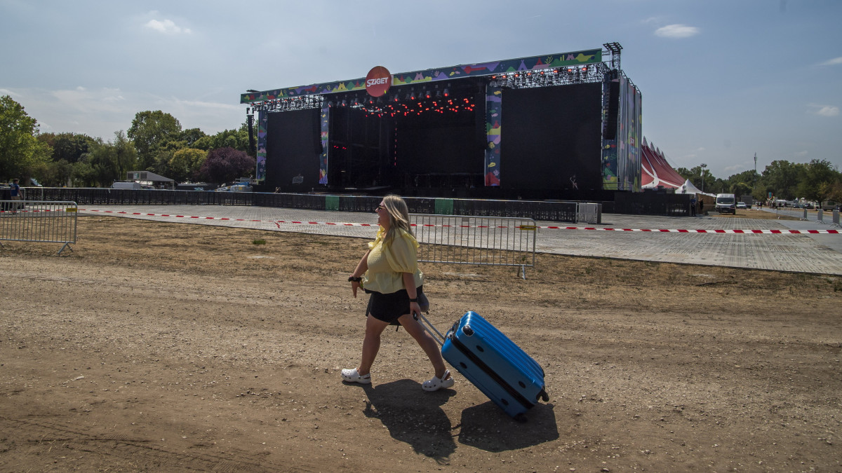 A 28. Sziget fesztiválra érkező fiatal nő az óbudai Hajógyári-szigeten 2022. augusztus 9-én. Az idei fesztivált augusztus 10. és 15. között rendezik meg.