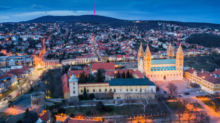 Hivatali visszaéléssel gyanúsítják a Pécsi Közterület-felügyelet vezetőjét