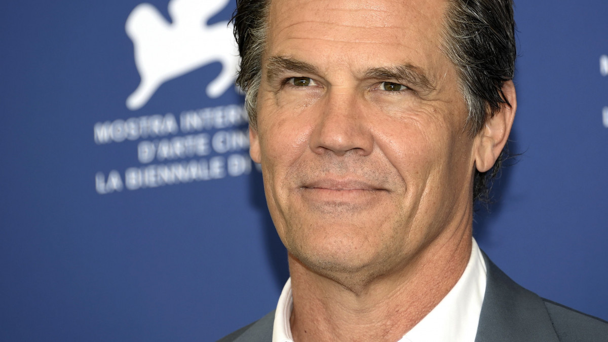 Josh Brolin amerikai színész a Dune című filmje bemutatójának alkalmából tartott fotózáson, a 78. Velencei Nemzetközi Filmfesztiválon 2021. szeptember 3-án. A filmes seregszemle szeptember 11-ig tart.