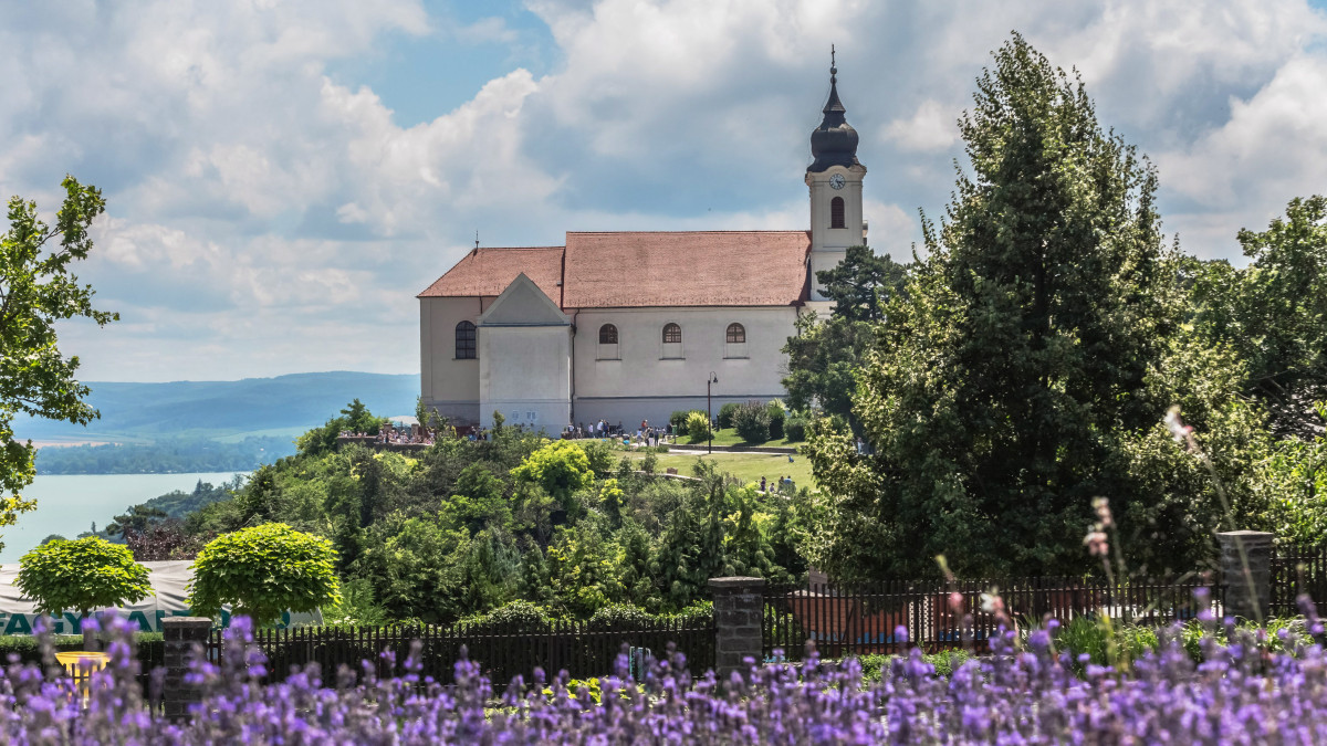 Tihany, 2016. június 20. Virágzó levendulák a tihanyi bencés apátság épülete előtt. Az apátságot a Tihanyi-félsziget hegyláncának kelet felé meredeken leszakadó szélén alapította I. András király 1055-ben Szent Ányos és Szűz Mária tiszteletére. Mai formáját az 1719-ben Wittwer Márton karmelita építész tervei szerint megkezdődő újjáépítés alatt nyerte el. A kéttornyú barokk templom 1754-re készült el. MTVA/Bizományosi: Faludi Imre