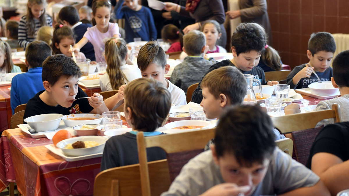 Diákok ebédelnek Budapesten a Harmat Általános Iskola menzáján 2017. december 19-én. Az intézményben ezen a napon Czibere Károly szociális ügyekért és társadalmi felzárkózásért felelős államtitkár sajtótájékoztatót tartott az ingyenes szünidei gyermekétkeztetésről.