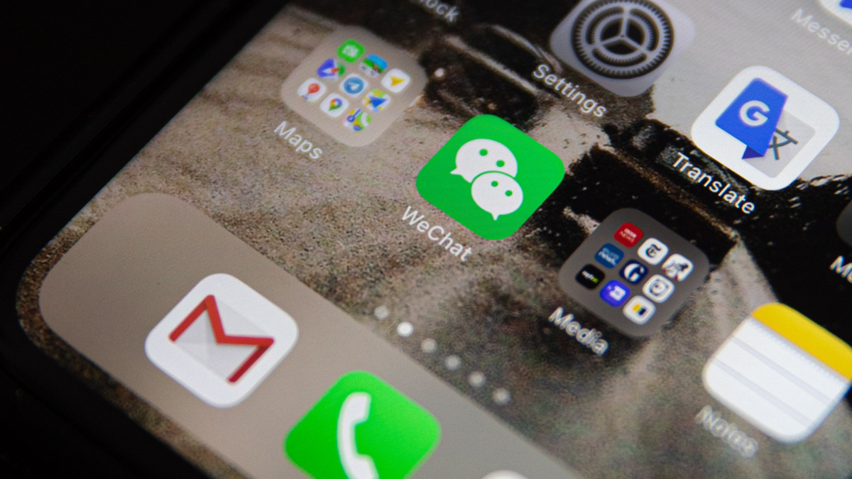 A WeChat üzenetküldő alkalmazás ikonja egy okostelefon kijelzőjén Pekingben 2020. augusztus 7-én. Donald Trump amerikai elnök az előző nap betiltott mindenfajta tranzakciót a TikTok videomagosztó kínai anyavállalatával, a ByteDance vállalatcsoporttal, valamint a WeChat üzenetküldő szolgálatot működtető Tencent kínai internetes óriással. Az amerikai polgárokra és vállalatokra vonatkozó tilalom az elnöki rendelet megjelenése után 45 nappal, vagyis szeptember 20-án lép életbe.