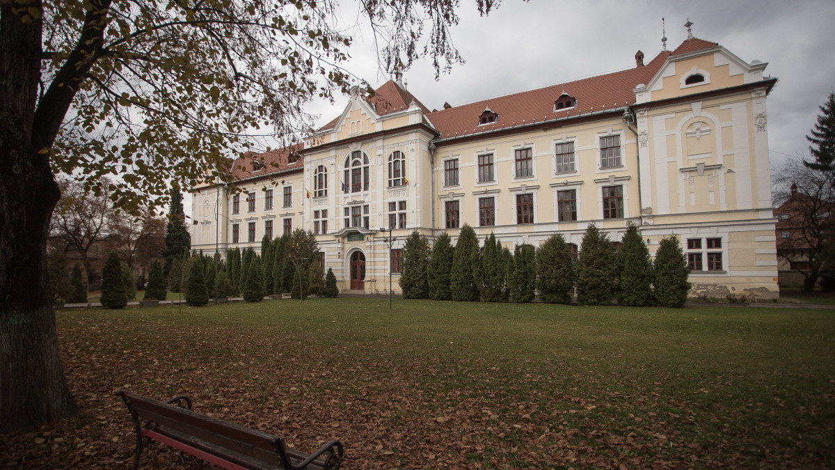 A Gyulafehérvári Római Katolikus Főegyházmegye tulajdonában lévő, jelenleg az Unirea román iskola használatában álló iskolaépület Marosvásárhelyen 2016. november 12-én. Ezen a napon több erdélyi városban is tüntettek a marosvásárhelyi Római Katolikus Gimnázium és a magyar nyelvű egyházi iskolák védelmében.