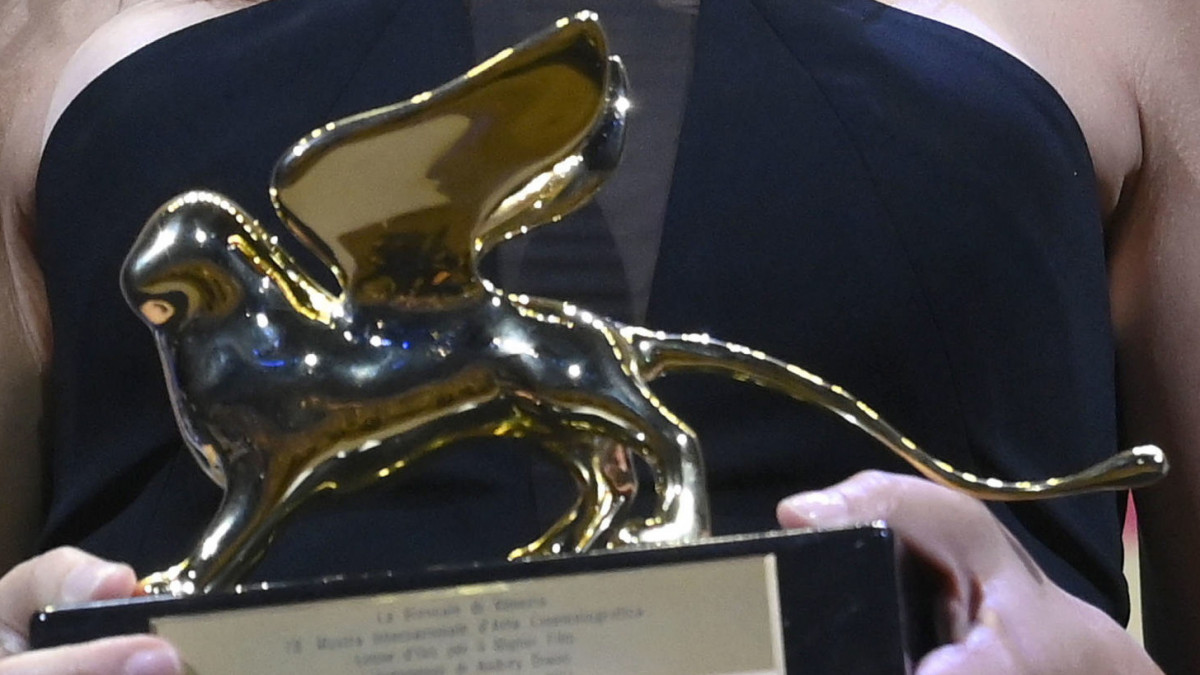 Audrey Diwan francia rendező kezében a legjobb alkotásnak járó Arany Oroszlánnal a 78. Velencei Nemzetközi Filmfesztivál díjkiosztóján 2021. szeptember 11-én. Diwan a LEvenement című alkotásával érdemelte ki az elismerést.