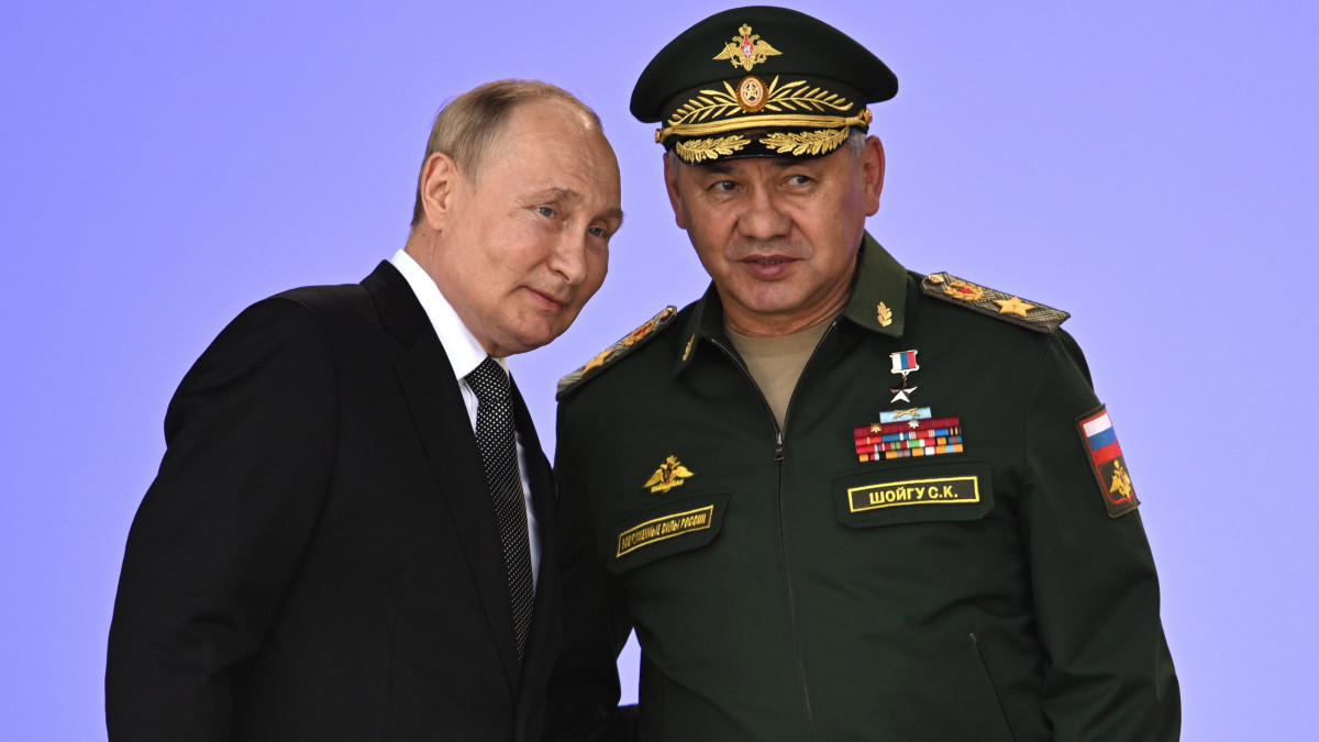 Vlagyimir Putyin orosz elnök (b) és Szergej Sojgu védelmi miniszter a Hadsereg-2022 Nemzetközi Haditechniai Fórum megnyitóünnepségén a kubinkai Patriot katonai kiállítási központban és gyakorlótéren 2022. augusztus 15-én.