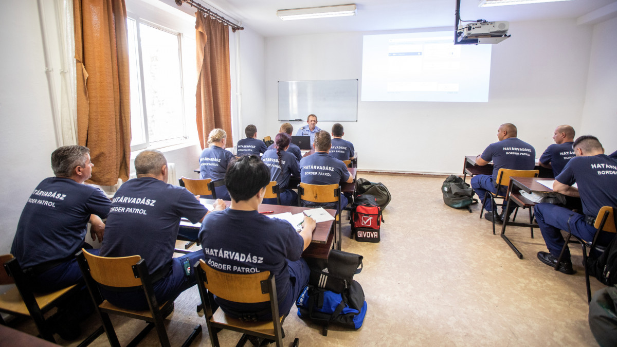Határvadászok oktatása a Rendőrségi Oktatási és Kiképző Központ rendőrképző akadémiáján a Szegedi Rendészeti Szakgimnáziumban 2022. augusztus 30-án.