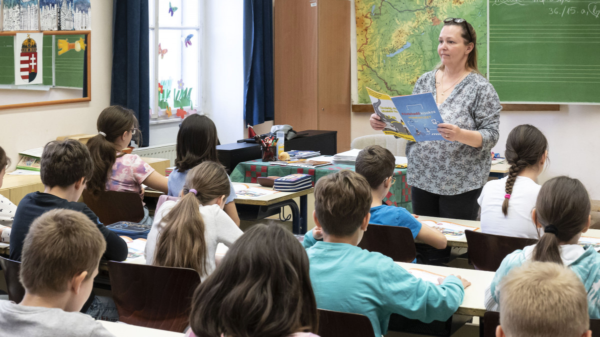 Az iskola 4. osztályos tanulói a Közlekedési kisokos és tudáspróba bejelentésén a budapesti Csík Ferenc Általános Iskola és Gimnáziumban tartott sajtótájékoztatón 2022. április 26-án. A Giro dItalia országúti kerékpáros körverseny májusi magyarországi startjához igazodva, májusban vizsgázhatnak közlekedési ismereteikből az általános iskolások felső tagozatosai.